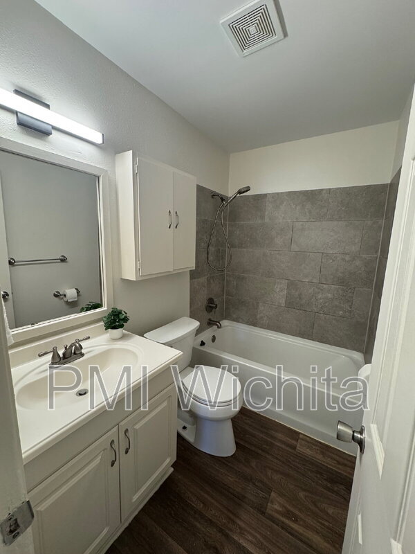 Building Photo - 721 N Dougherty Ave