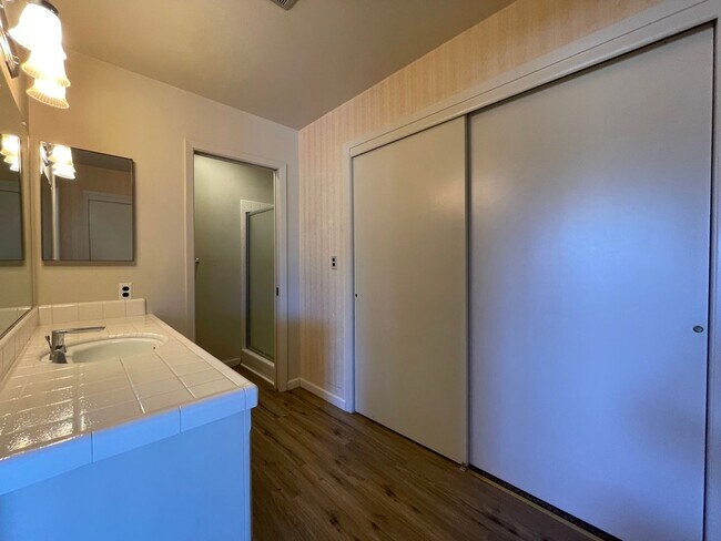 Building Photo - Spacious property with views!