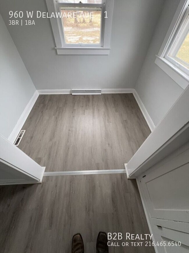 Building Photo - 960 W Delaware Ave