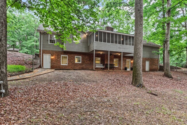 Building Photo - Prime Time Normal Town Living Home!