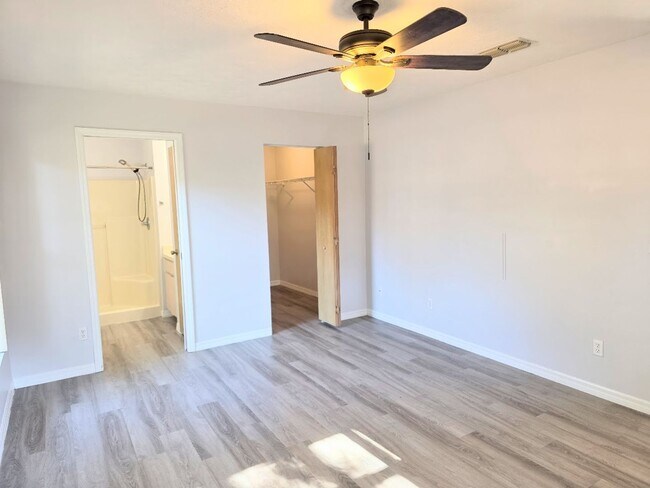 Building Photo - 3 bedroom, 2 bath, 2 car garage on a large lot!