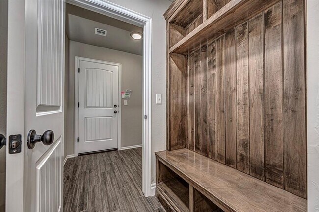 Building Photo - Beautiful 4 bedroom in Yukon