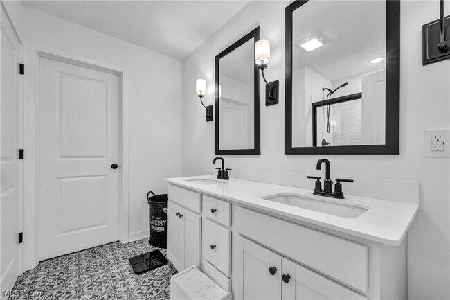 Building Photo - 704 Maple Hollow Ct