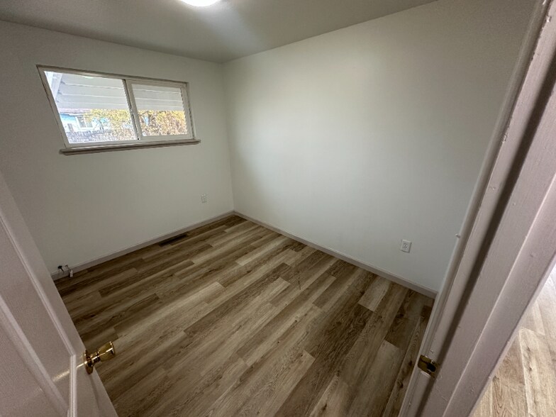 Building Photo - 1260 E 4th N