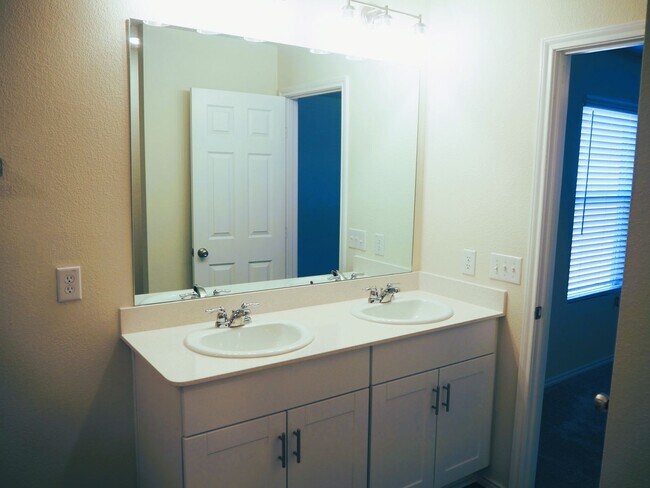 Building Photo - 3 Bed 2.5 Bath Home in Van Alstyne