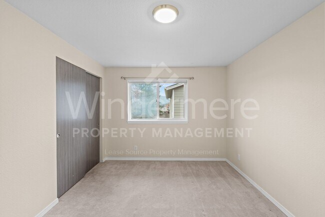 Building Photo - Updated 3 Bed 2 Bath Home With Brand New 2...