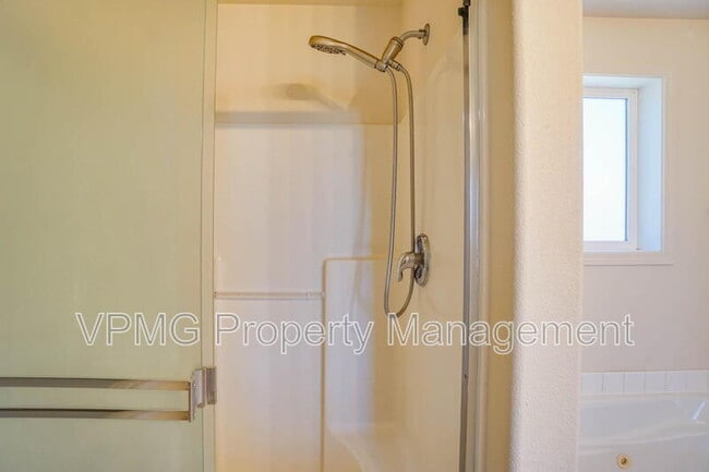 Building Photo - 8907 NE 84th St