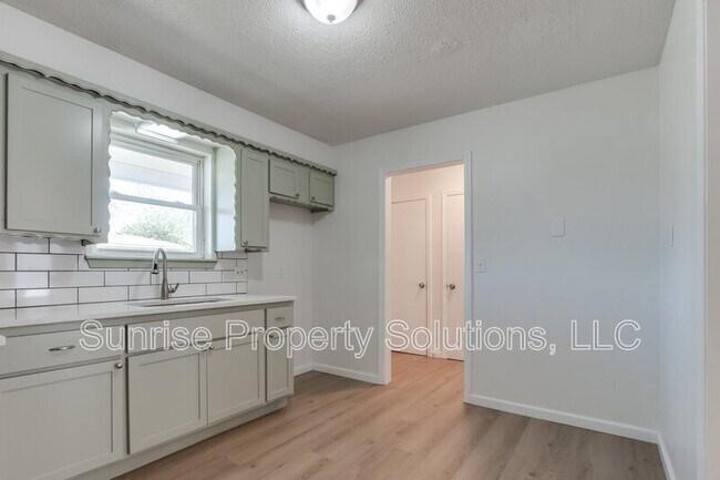 Building Photo - 636 SW 13th St