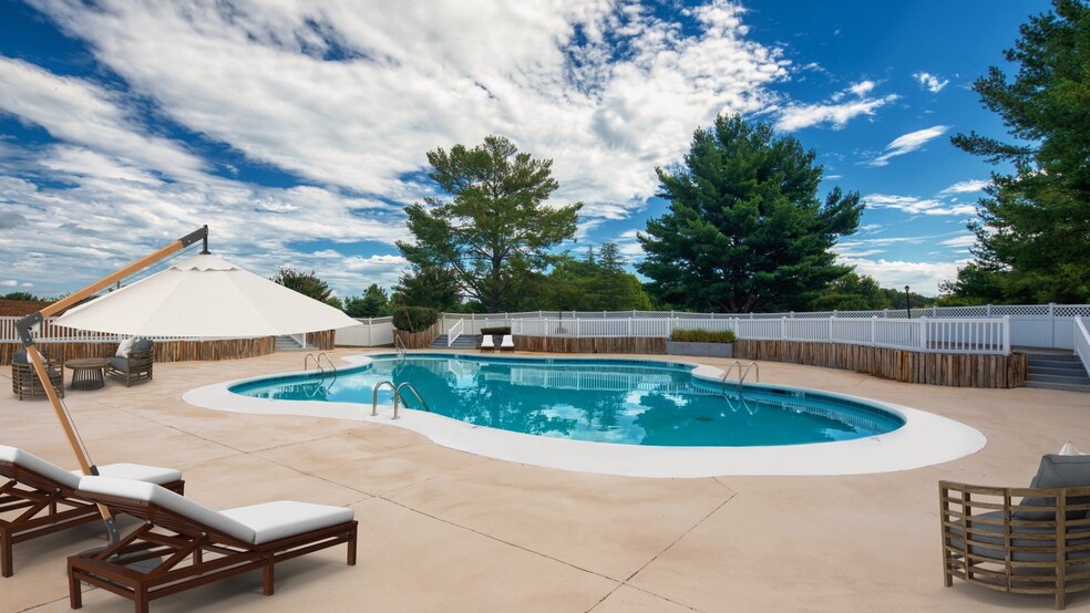 Pool and Sundeck to Relax - The Everett