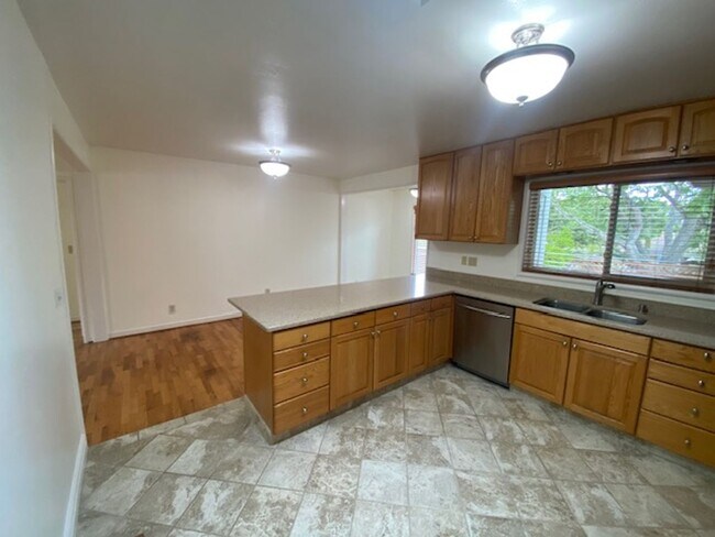 Building Photo - 340 Bishop Ave