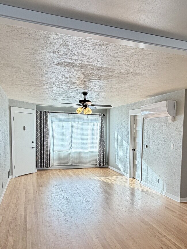 Building Photo - Bright 2-Bedroom Tri-plex, Near Parks and Transportation