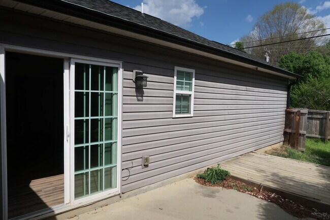 Building Photo - 210 Orch Pk Ln