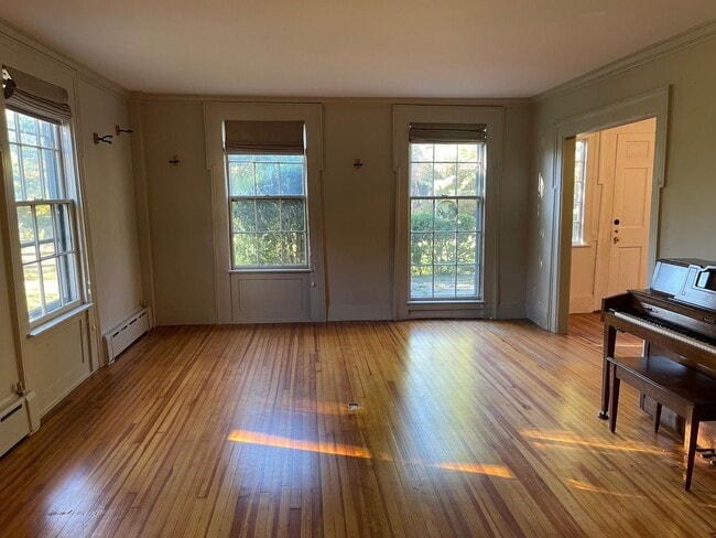 Building Photo - Charming 5-Bedroom 3.5 bath Home for Rent ...