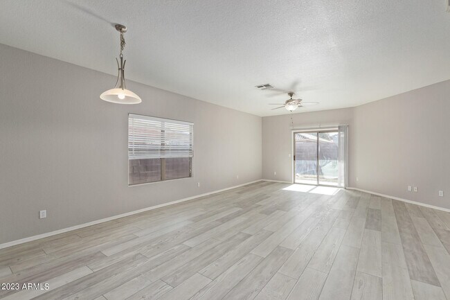 Building Photo - 2821 W Santa Cruz Ave