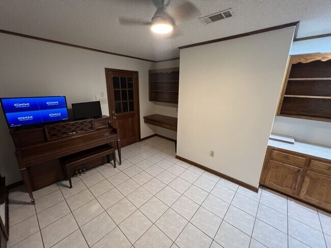 Building Photo - Spacious 4BR Brick Home with Office, Fireplace & Fenced Yard in Parkwood Terrace