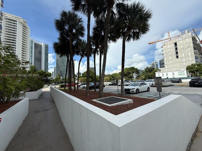 Building Photo - 600 NE 36th St