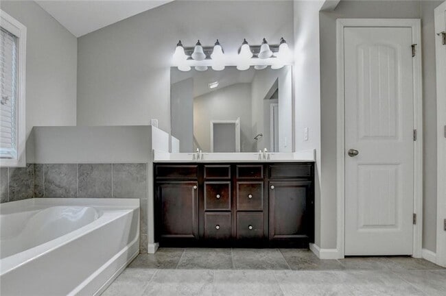 Building Photo - 7325 Heritage Oak Ct