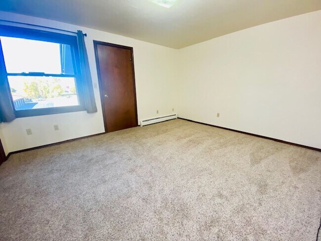 Building Photo - Spacious 1 Bedroom 1 Bath Upper Apartment Available Now!