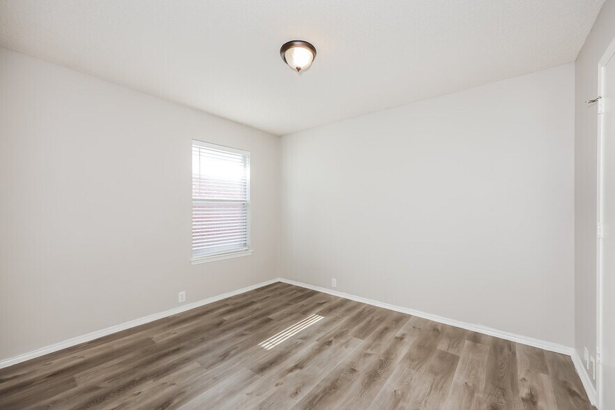 Building Photo - 833 Lariat Dr
