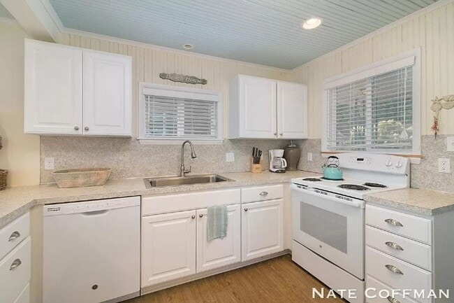 Building Photo - Lakefront 4 bed 2 bath home