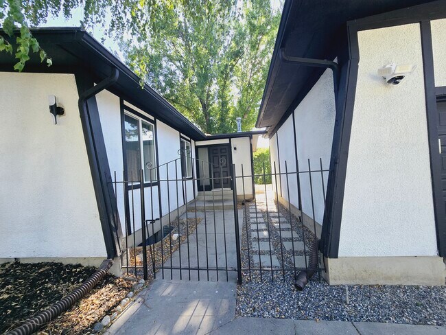 Building Photo - 8570 Harvard Park Dr