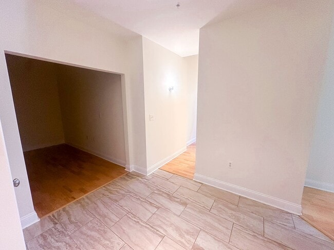 Building Photo - 450 E Ohio Unit 117