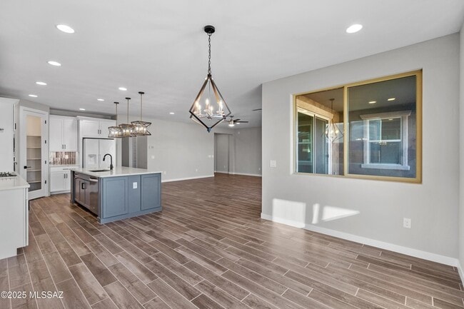 Building Photo - 1009 E Silver Ray Dr