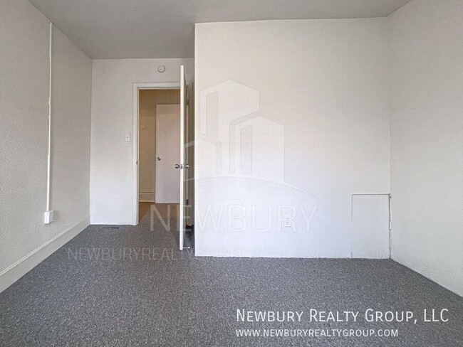 Building Photo - Spacious & Updated 2-Bedroom Row Home – Mo...