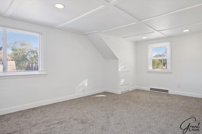 Building Photo - 4 bedroom $1550
