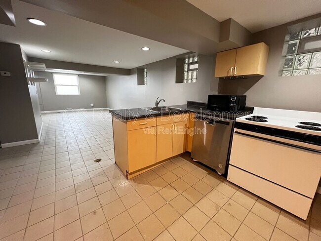 Building Photo - 2227 N Clybourn Ave