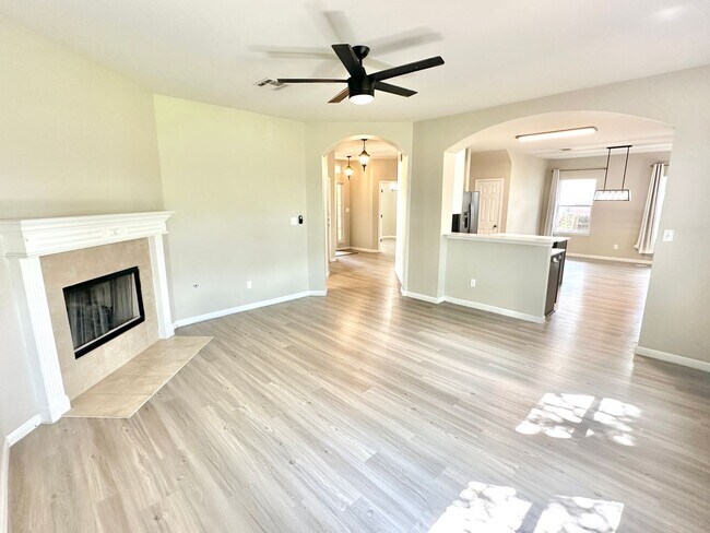 Building Photo - Stunning 4-Bedroom Home in the Desirable S...