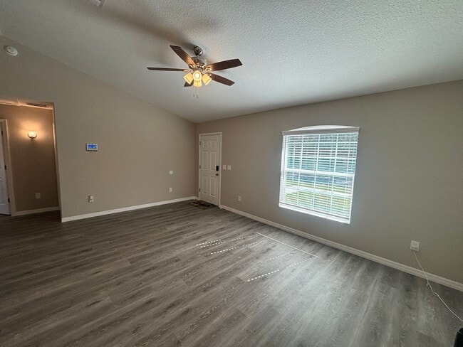 Building Photo - Great 3/2 in ideal location