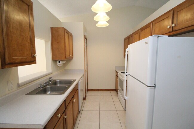 Building Photo - Coastal Living in Gulf Breeze! Spacious 2BR/2BA Duplex with Tile Floors, Laundry Room & Dishwashe...