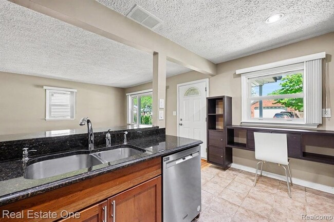 Building Photo - 1064 Woodslee Ave