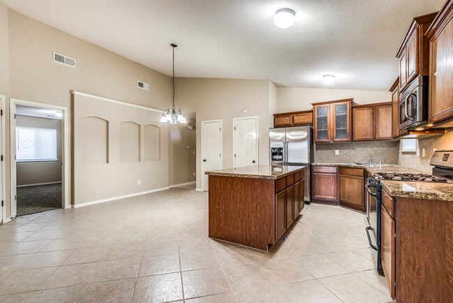 Building Photo - Immaculate Eastside 4-bedroom home in El P...