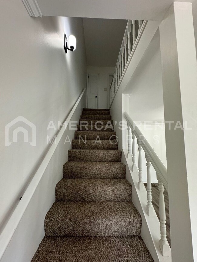 Building Photo - Home available in Homewood! Available to V...