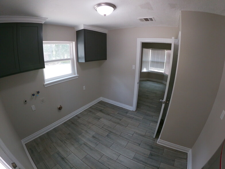Laundry - 2614 N Woodloch St