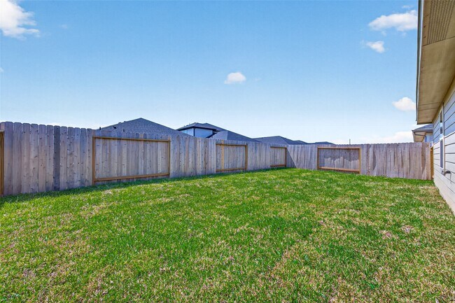 Building Photo - 3030 Lake Crest Dr