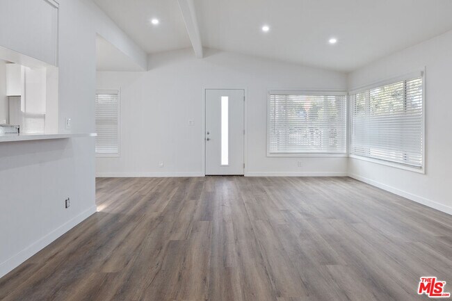 Building Photo - 10806 Doty Ave