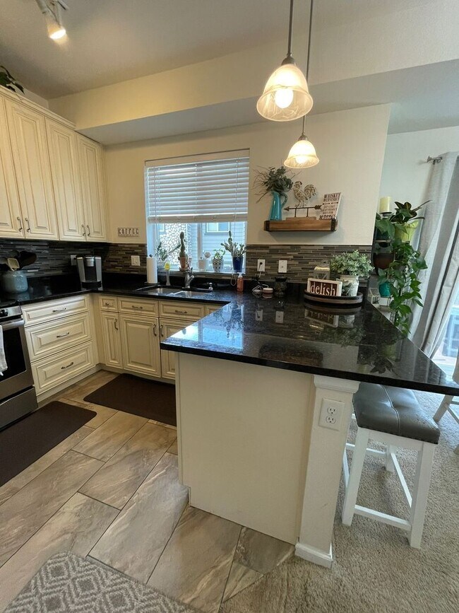 Building Photo - Gorgeous 3 Bed / 2.5 Bath Townhome, 1 Car ...