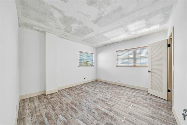 Building Photo - 3051 NE 48th St
