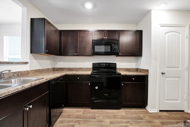 Building Photo - 2850 Lindenwood Run