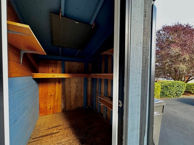 Building Photo - Newly Remodeled Top-Floor Duplex w/ Lake a...