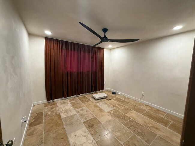 Building Photo - Beautifully updated condo!