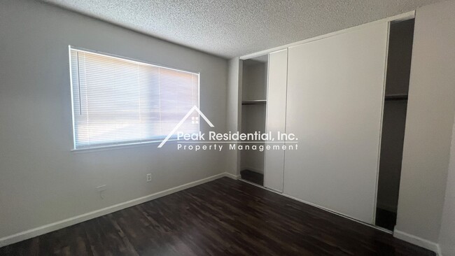 Building Photo - Charming Galt 2bd/2ba Duplex with 2 Car Ga...
