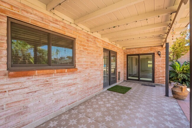 Building Photo - 3615 E Calle Alarcon