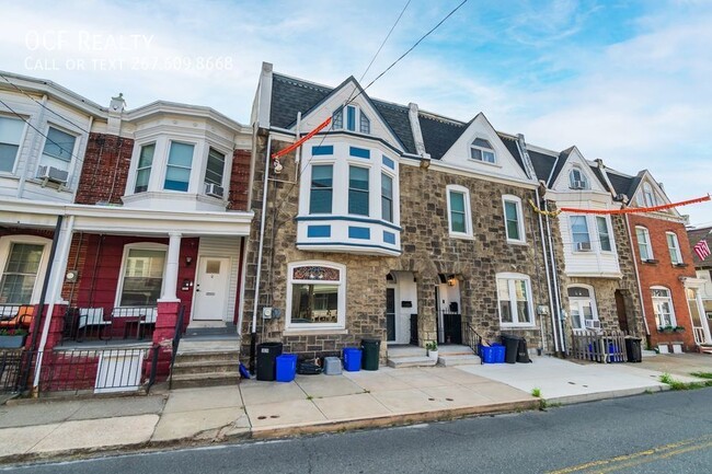 Building Photo - Gorgeous Large Manayunk Home with Parking