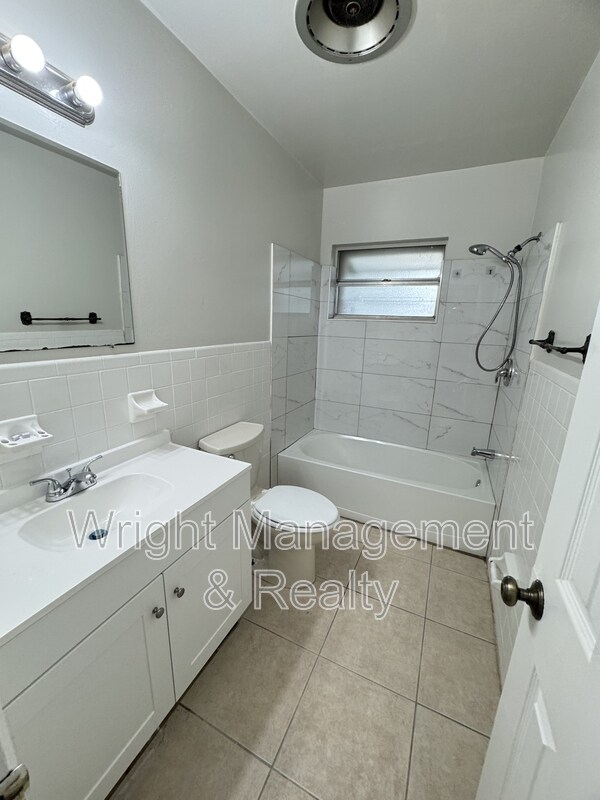 Building Photo - 427 Country Club Dr