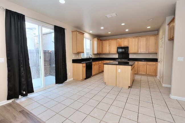 Building Photo - Beautiful 4 Bed 3 full bath Natomas Home!!