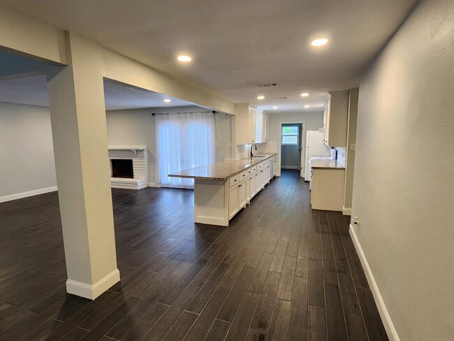 Building Photo - 2123 Quail Valley E Dr